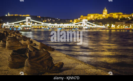 Una vista notturna di Széchenyi Lánchíd (Széchenyi Chain Bridge) e il Castello di Buda a Budapest (Ungheria). Giugno 2017. Formato orizzontale. Foto Stock