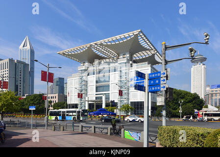 Shanghai, Cina - 2 novembre 2017: Vista dell'area della Piazza del popolo del quartiere di Huangpu, tra cui il Grand Theatre di Shanghai, C, e il Radiss Foto Stock