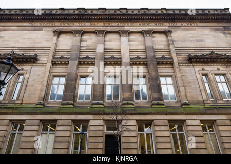 Dettaglio della vista laterale del Museo Harris, Preston, Regno Unito, Vittoriano Revival Greco edificio del 1880 da James Hibbert. Foto Stock