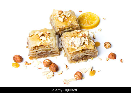 Il Baklava dessert fette con dadi su sfondo bianco Foto Stock