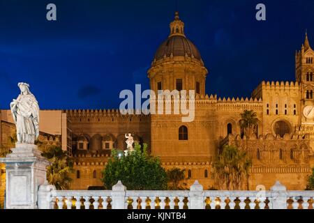 Palermo cattedrale barocca chiesa vista panoramica di notte, Sicilia, Italia, Europa Foto Stock