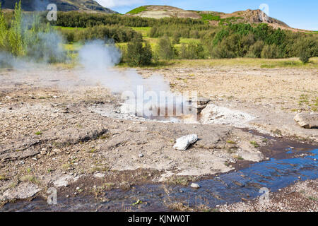 Viaggio in Islanda - piccolo geyser (litli-geysir) in haukadalur Hot Spring Valley in autunno Foto Stock