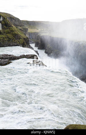 Viaggio in Islanda - gullfoss cascata cade nel canyon del fiume olfusa nel mese di settembre Foto Stock