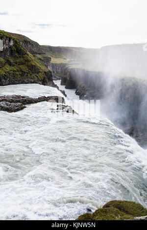 Viaggio in Islanda - gullfoss cascata cade sul fondo del canyon del fiume olfusa nel mese di settembre Foto Stock