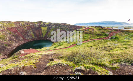 Viaggio in Islanda - vista panoramica del lago kerid nel cratere vulcanico nella sera di settembre Foto Stock