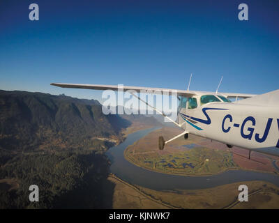 Piccolo aeroplano è volare su un bellissimo paesaggio canadese. presi in pitt prati, maggiore di Vancouver, British Columbia, Canada. Foto Stock