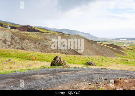 Viaggio in Islanda - country road a Hveragerdi hot spring river trail area in settembre Foto Stock