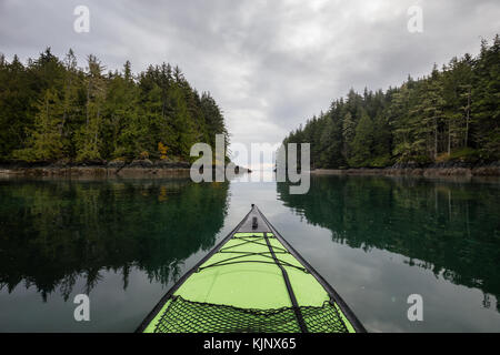 Kayak su un kayak gonfiabili nell'oceano pacifico da isole rocciose vicino a Port hardy, isola di Vancouver, British Columbia, Canada. Foto Stock