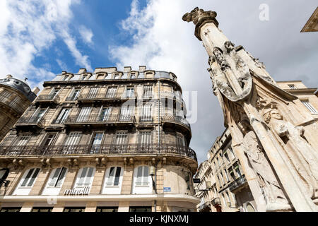 Croix de St Projet in Rue Sainte-Catherine e Place Saint-Projet, Bordeaux, dipartimento della Gironda, Francia. Foto Stock