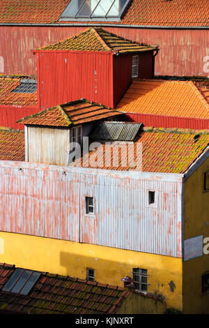 Porto, Portogallo, 19 ottobre 2014, Close-up di rosso e giallo vivacemente colorati edifici e tetti Foto Stock