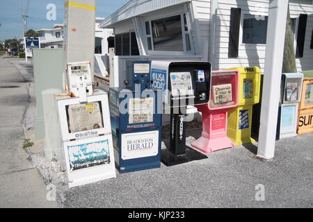 Distributori automatici di giornali, scatole allineate sul marciapiede in una giornata di sole. Florida, Stati Uniti. Foto Stock