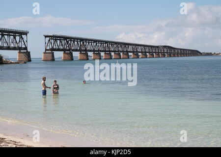 Il ponte interrotto di vecchi Overseas Highway, chiavi isole, Florida. Foto Stock