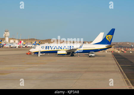 Tenerife, Spagna - Novembre 2017: aereo passeggeri di Ryanair permanente sulla pista pronto per baording Foto Stock