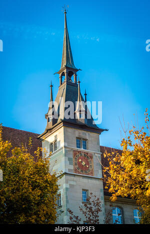 Torre dell orologio a Losanna in autunno con un luminoso cielo blu Foto Stock