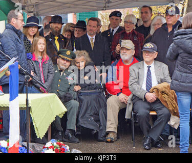 I veterani della Seconda Guerra Mondiale era 103 divisione di fanteria, i loro familiari e i loro accompagnatori, frequentare un memoriale di dedizione per l'unità in Scherwiller, Francia, su nov. 11 2017. L'ID 103 liberò la città alsaziana dai nazisti il 1 dicembre, 1944. Nella foto qui (seduti da sinistra a destra) vengono ritirati Col. Cranston Rogers (che ha servito come un privato nella 103rd) e sua moglie, Ronald Curry (figlio di 103 ID veterano, 2° Lt. Alvin Curry), Calvin Landau (che ha servito come un sergente del 103rd). Alle spalle di Curry, centro è Capt. Daniel Jost, una scorta dal 7° missione di sostegno, comando e Helen Patton, g Foto Stock