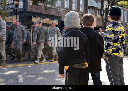 Bambini Watch Come STATI UNITI Avieri e soldati a piedi passato durante un giorno di veterani celebrazione parade di Sumter, South Carolina, nov. 11, 2017. Centinaia di persone residenti nella Comunità hanno partecipato alla celebrazione, ospitato dal Sumter County Associazione dei veterani, per onorare il passato e il presente servizio i membri della comunità locale. (U.S. Air Force foto di Airman 1. Classe Kathryn R.C. Reaves) Foto Stock