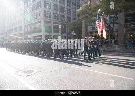 Coast Guard settore New York i deputati rappresentano l'unità mentre marcia nella città di New York i veterani parata del giorno nov. 11, 2017. Con più di 40.000 partecipanti, il New York City veterani parata del giorno è il più grande giorno di veterani evento negli Stati Uniti Stati Uniti Coast Guard foto di Sottufficiali di seconda classe Dustin R. Williams Foto Stock