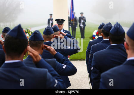 171111-N-EJ549-0008 Liège, Belgio (Nov 11 2017) aviatori di 786th ingegnere civile Squadron salute durante i colori presso il giorno dell'Armistizio cerimonia, nov. 11, 2017, Henri-Chapelle Cimitero Americano, Belgio. Questi aviatori erano tra un gruppo di elementi di servizio che sono venuti insieme sul veterano del giorno e il giorno dell'Armistizio di onorare quasi 8.000 americani caduti sepolto qui dopo la Seconda Guerra Mondiale. (U.S. Navy foto di tecnico dei sistemi informativi aziendali marinaio Daniel Gallegos/rilasciato) Foto Stock