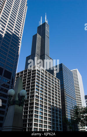 La Willis Tower si innalza al di sopra del Chicago Loop Foto Stock