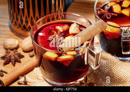 Eccitando il riscaldamento e vin brulé. bere il vino a basse temperature. due tazze di vetro. Foto Stock