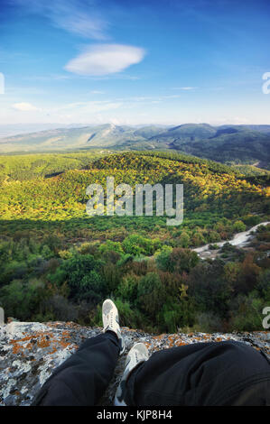 Traveler sul picco di montagna. natura e composizione di avventura Foto Stock
