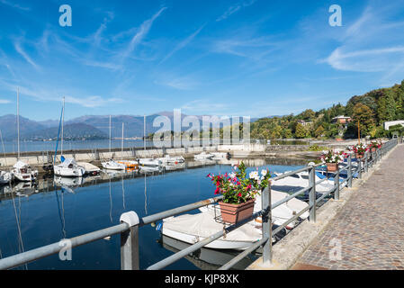 Città del Reno, Lago Maggiore, Italia settentrionale. Sul fronte del lago del pittoresco villaggio sul lago Maggiore e il suo piccolo porto. Sullo sfondo delle Alpi Foto Stock