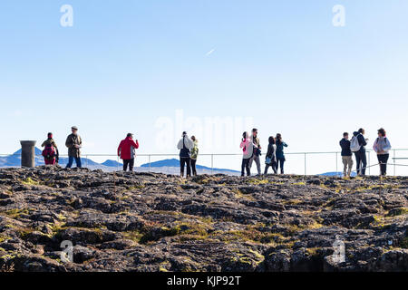 Thingvellir, Islanda - 6 settembre 2017: i turisti alla piattaforma di osservazione del guasto almannagja. thingvellir è storica, culturale e sito geologico, Foto Stock