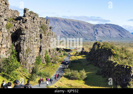 Thingvellir, Islanda - 6 settembre 2017: la gente a piedi almannagja gola in autunno. thingvellir è storica, culturale e sito geologico, è o Foto Stock