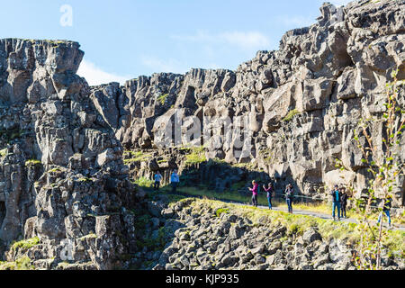 Thingvellir, Islanda - 6 settembre 2017: turisti in almannagja gola in autunno. thingvellir è storica, culturale e sito geologico, è uno Foto Stock