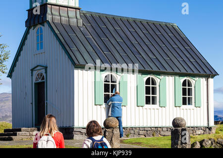 Thingvellir, Islanda - 6 settembre 2017: turisti vicino thingvallakirkja chiesa in autunno. thingvellir è storica, culturale e sito geologico, ho Foto Stock