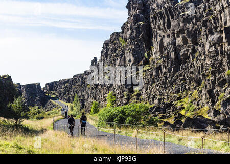 Thingvellir, Islanda - 6 settembre 2017: i visitatori a piedi almannagja anomalia a Thingvellir. thingvellir è storica, culturale e sito geologico, Foto Stock