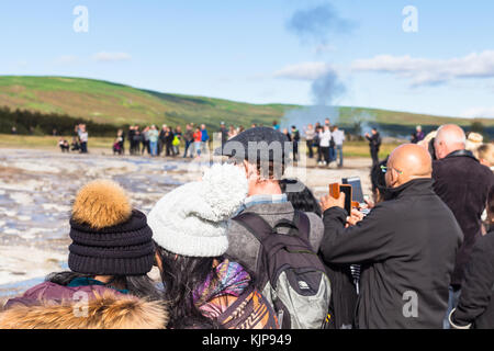 Haukadalur, Islanda - 6 settembre 2017: le persone scattano foto di strokkur geyser nella zona haukadalur in settembre. haukadalur geyser valley è uno di t Foto Stock