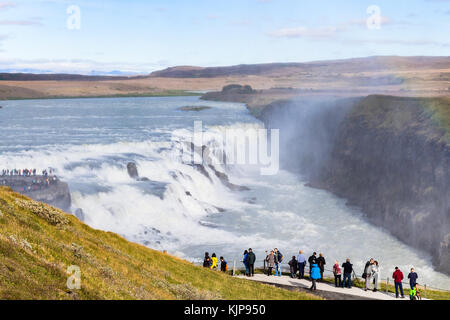 Gullfoss, Islanda - 6 settembre 2017: i visitatori a viewpoint vicino gullfoss cascata gullfoss si trova nel canyon del fiume olfusa, è uno dei Foto Stock