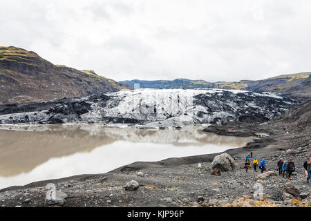 Kalta geopark, Islanda - 9 settembre 2017: turisti sul percorso di trekking al ghiacciaio solheimajokull (sud lingua glaciale di myrdalsjokull tappo di ghiaccio) in katla Foto Stock