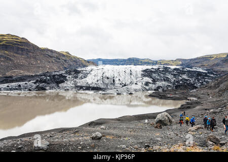 KALTA GEOPARK, ISLANDA - 9 SETTEMBRE 2017: Turisti sul sentiero escursionistico verso il ghiacciaio Solheimajokull (lingua glaciale meridionale della calotta di ghiaccio Myrdalsjokull) a Katla Foto Stock