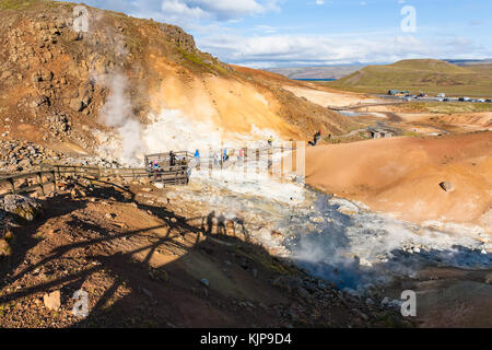 Krysuvik, Islanda - 10 settembre 2017: i turisti alla piattaforma di osservazione nel settore geotermico krysuvik area sulla penisola meridionale (reykjanesskagi, reykjanes PEN1 Foto Stock