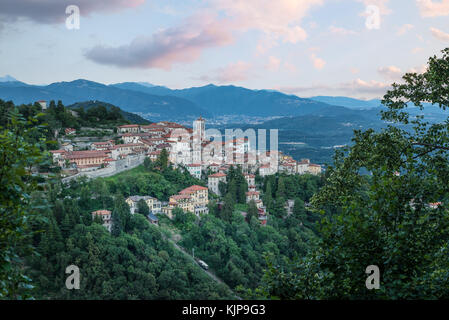 Sacro Monte di Varese, Varese, Italia. una vista pittoresca del piccolo borgo medievale al tramonto. al di sotto della funicolare è visibile.sito UNESCO Foto Stock