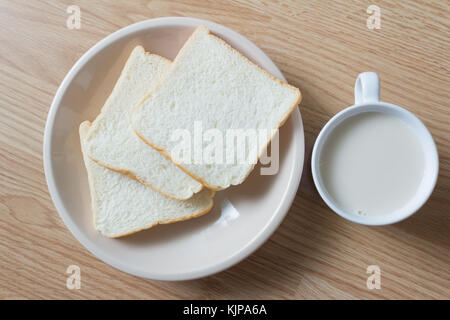 Tazza di latte di soia e pane su un disco,la maggior parte degli asiatici che servono come prima colazione Foto Stock