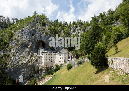 Postumia, Slovenia - 11 Luglio 2017: Predjama; castello presso la grotta bocca in Postumia, Slovenia in primavera Foto Stock