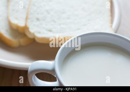 Tazza di latte di soia e pane su un disco,la maggior parte degli asiatici che servono come prima colazione Foto Stock