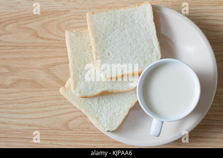 Tazza di latte di soia e pane su un disco,la maggior parte degli asiatici che servono come prima colazione Foto Stock