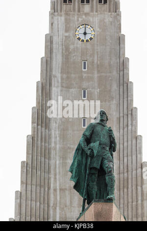 Reykjavic, Islanda - 5 settembre 2017: Statua di Leifur Eiriksson davanti la chiesa hallgrimskirkja nella città di Reykjavik. La statua fu progettato da sc Foto Stock