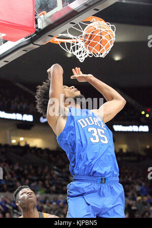 24 novembre 2017: il duca diavoli blu avanti Marvin Bagley III (35) rende un dunk durante il PK80 torneo di pallacanestro di gioco tra il duca diavoli blu e il Texas Longhorns presso il Centro Moda di Portland, Oregon. Larry C. Lawson Foto Stock