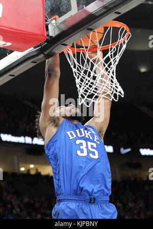 24 novembre 2017: il duca diavoli blu avanti Marvin Bagley III (35) durante il PK80 torneo di pallacanestro di gioco tra il duca diavoli blu e il Texas Longhorns presso il Centro Moda di Portland, Oregon. Larry C. Lawson Foto Stock