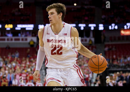 Madison, WI, Stati Uniti d'America. 24 Novembre, 2017. Wisconsin Badgers avanti Ethan Happ #22 in azione durante il NCAA pallacanestro tra la UW-Milwaukee Panthers e il Wisconsin Badgers a Kohl Center a Madison, WI. Wisconsin sconfitto UW-Milwaukee 71-49. John Fisher/CSM/Alamy Live News Foto Stock