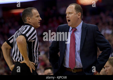 Madison, WI, Stati Uniti d'America. 24 Novembre, 2017. Wisconsin head coach Greg Gard parla con un funzionario durante il NCAA pallacanestro tra la UW-Milwaukee Panthers e il Wisconsin Badgers a Kohl Center a Madison, WI. Wisconsin sconfitto UW-Milwaukee 71-49. John Fisher/CSM/Alamy Live News Foto Stock