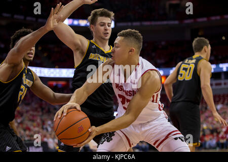 Madison, WI, Stati Uniti d'America. 24 Novembre, 2017. Wisconsin Badgers guard Kobe re #23 guarda a passare durante il NCAA pallacanestro tra la UW-Milwaukee Panthers e il Wisconsin Badgers a Kohl Center a Madison, WI. Wisconsin sconfitto UW-Milwaukee 71-49. John Fisher/CSM/Alamy Live News Foto Stock