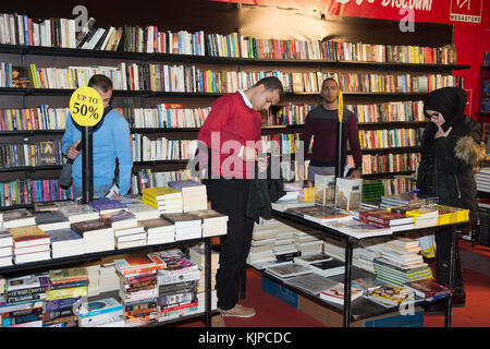 Biel, Beirut, Libano. 24 Novembre, 2017. Persone che acquistano libri al Venerdì nero mercato Beirut Libano credito : Mohamad Itani/Alamy Live News Foto Stock
