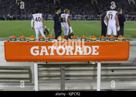 Pasadena CA. 24 Novembre, 2017. Stazione di Gatorade alla NCAA Football 2017 California Bears vs UCLA Bruins presso il Rose Bowl di Pasadena, ca. il 24 novembre 2017 (assoluta fotografo completo & Company Credit: Jevone Moore/Cal Sport Media/Cal Sport Media (rete televisione vi preghiamo di contattare il vostro rappresentante di vendita per uso televisivo. Credito: csm/Alamy Live News Foto Stock