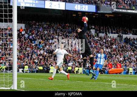 Madrid, Spagna. 25 Novembre 2017. Lucas Vaazquez Iglesias (17) il giocatore del Real Madrid. Roberto Jimenez (1) giocatore di Malaga CF. La Liga tra Real Madrid e Malaga CF allo stadio Santiago Bernabeu di Madrid, 25 novembre 2017 . Credit: Gtres Información más Comuniación on line, S.L./Alamy Live News Foto Stock